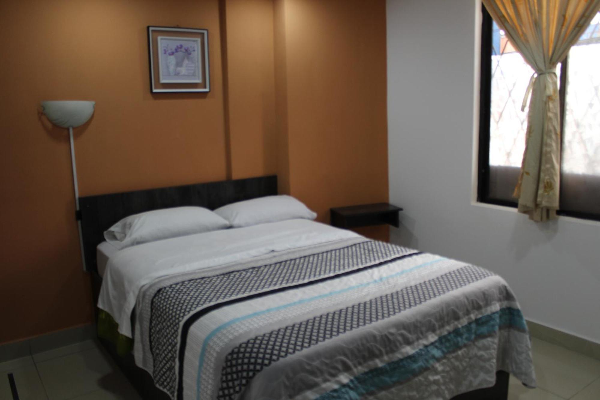 Julius Hostal, Desde Las 14 Horas Hasta 12 Del Mediodia Quito Esterno foto