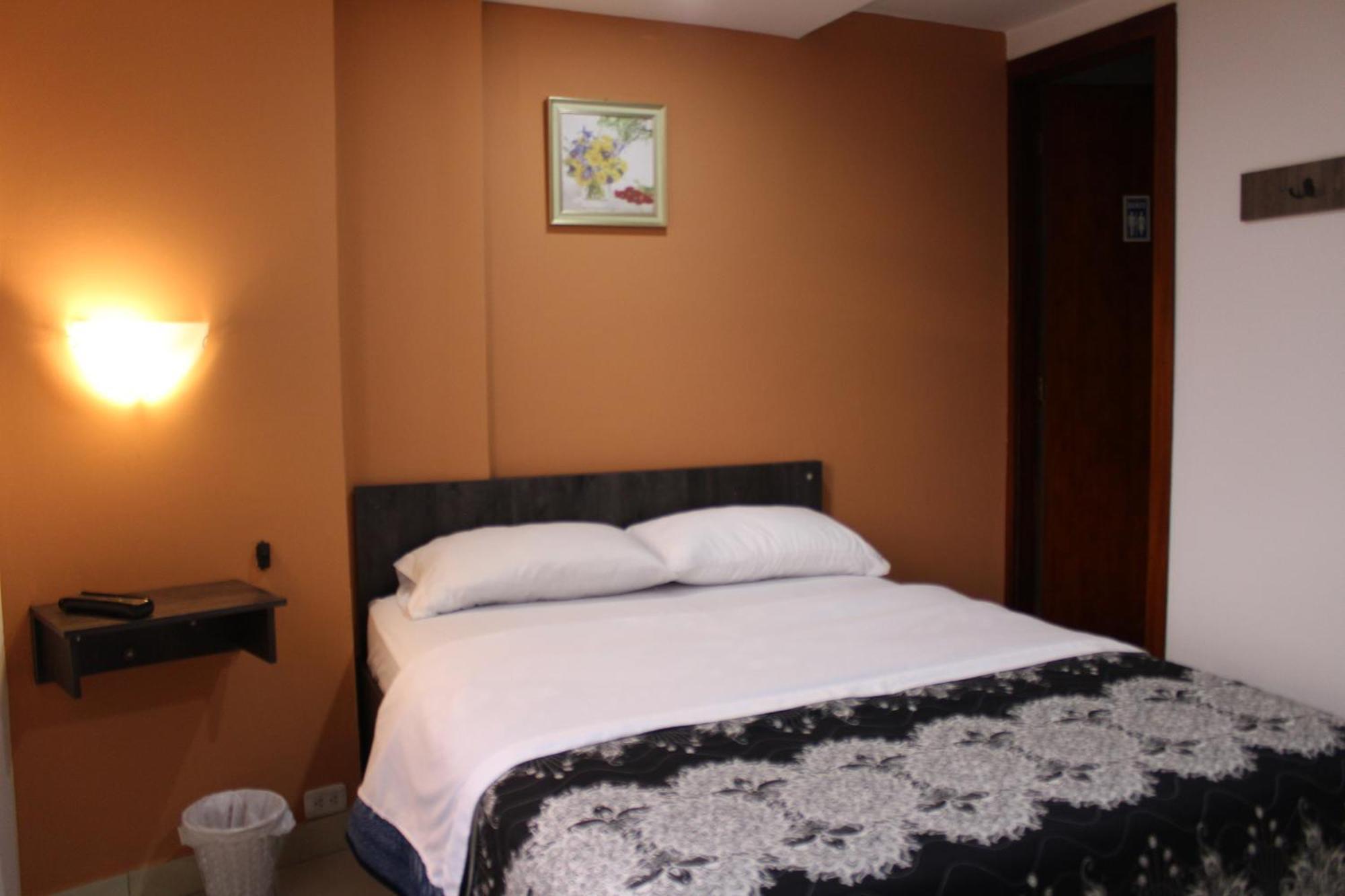 Julius Hostal, Desde Las 14 Horas Hasta 12 Del Mediodia Quito Esterno foto